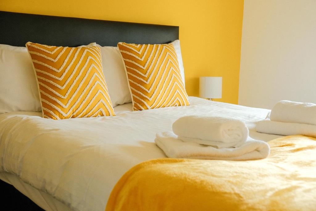 a bedroom with a bed with two towels on it at Register House Family or Contractor 4bed with Garden Driveway in Bellshill