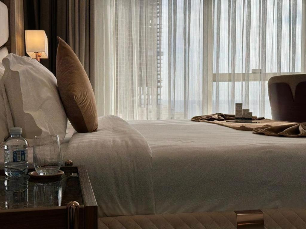 Postel nebo postele na pokoji v ubytování Seafront Luxury Suites Jeddah Corniche
