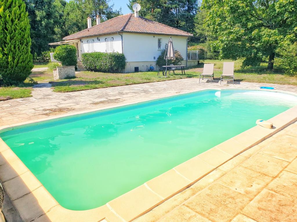 une grande piscine devant une maison dans l'établissement Reposant, arboré, confort, clos, bien équipé, Beauval, Châteaux, à Selles-sur-Cher