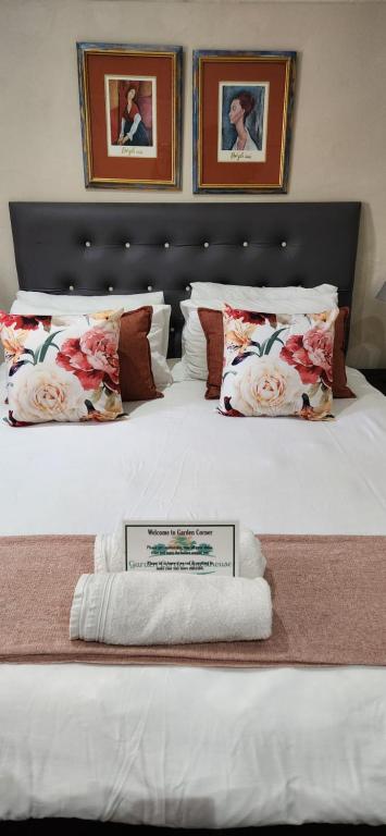 un letto bianco con un cartello sopra di Garden Corner Guesthouse a Beaufort West
