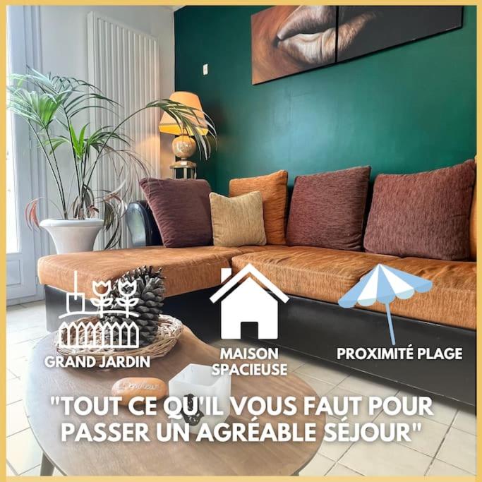 - un canapé à baldaquin dans le salon dans l'établissement Proche Plage - T3 Denerval, à La Pironnière