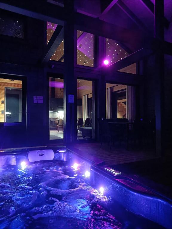 索特Villa Syöte的夜晚灯光下的房屋里的按摩浴缸
