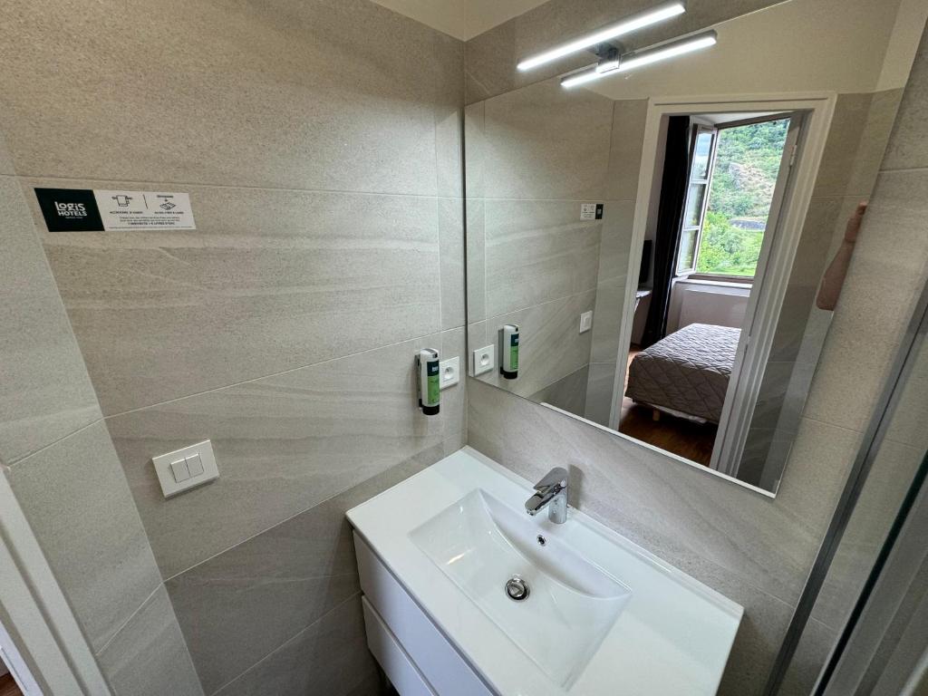 Koupelna v ubytování Logis Hôtels - Hostellerie des Lauriers - Hôtel et Restaurant