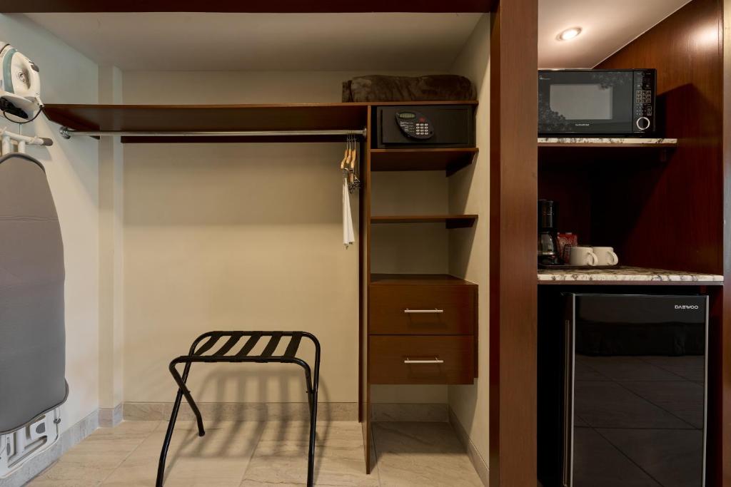 Hotel Estancia Business Class - Suite Met Kingsize Bed En Spabad