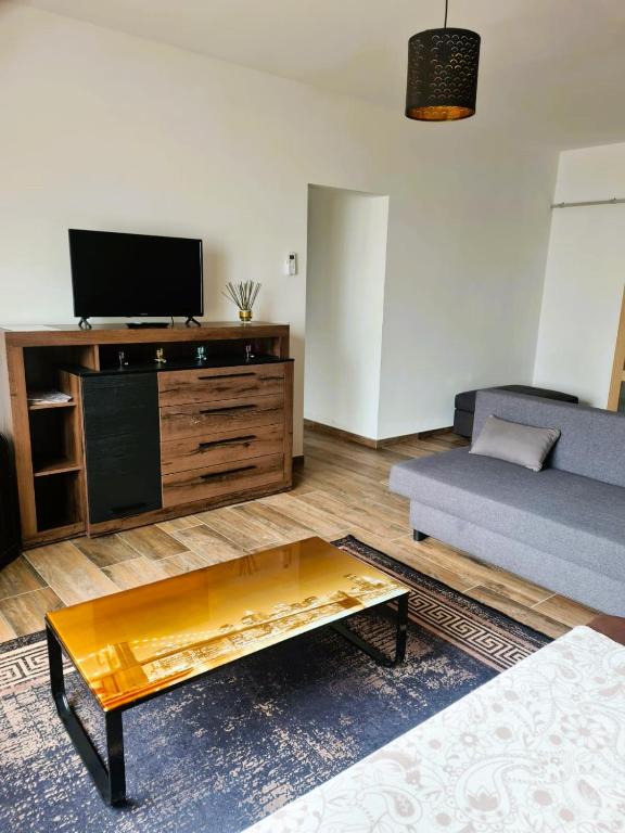 TV a/nebo společenská místnost v ubytování Forest Hideout