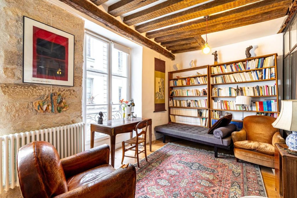 - un salon avec un canapé et des étagères dans l'établissement GuestReady - Stone wall stay near Sainte-Chapelle, à Paris