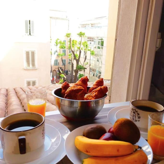 - une table avec un bol de nourriture et un bol de fruits dans l'établissement Studio Opéra, à Toulon