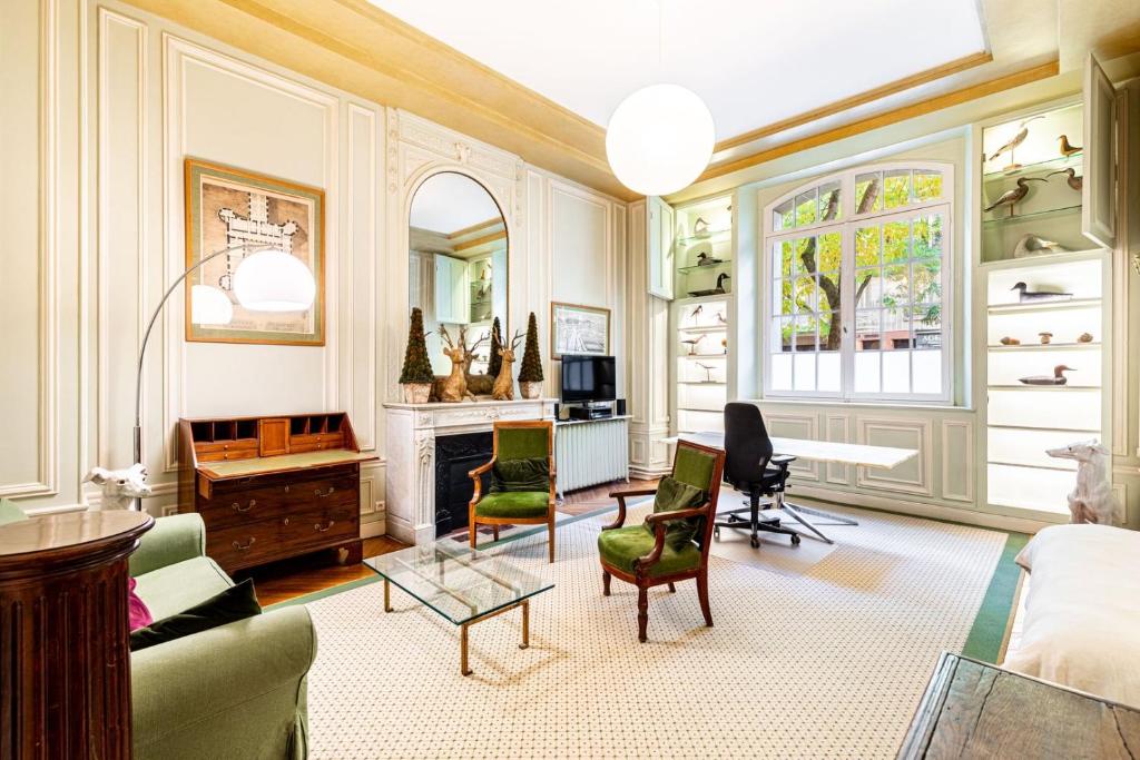 un salon rempli de meubles et d'une cheminée dans l'établissement GuestReady - Séjour en famille - Arc de Triomphe, à Paris