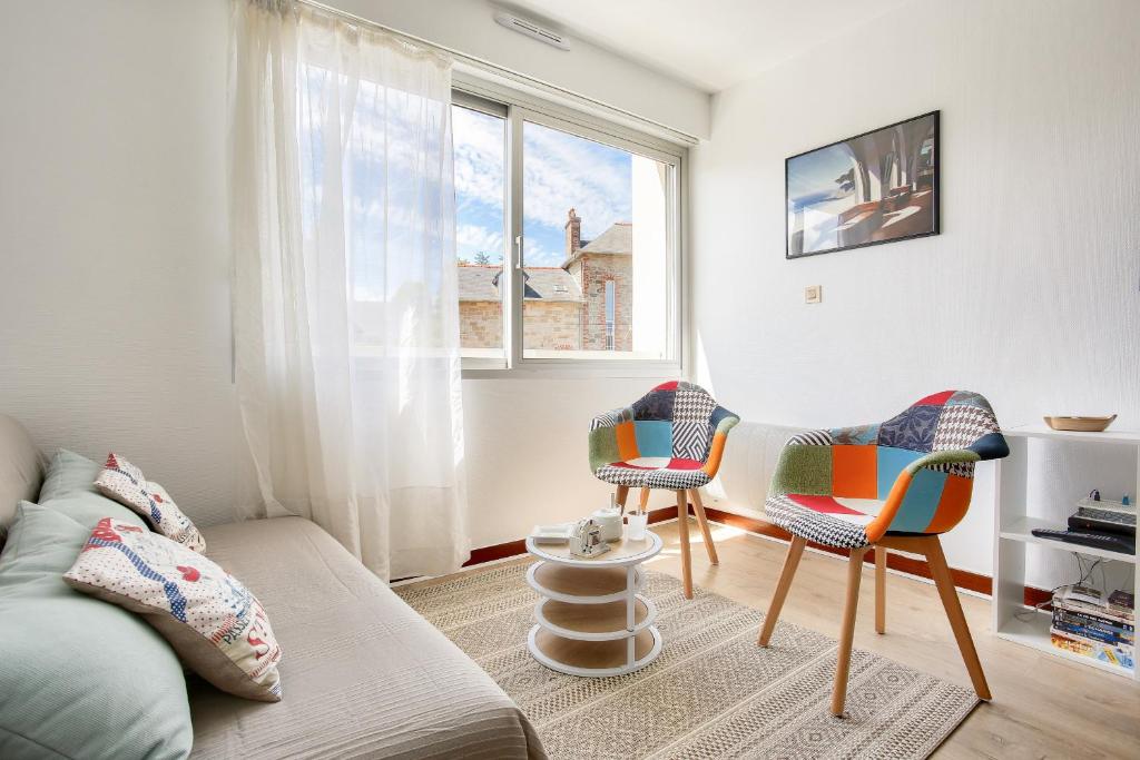 un salon avec un canapé et deux chaises dans l'établissement Proche du marché et de la grande plage de l'Ecluse, à Dinard