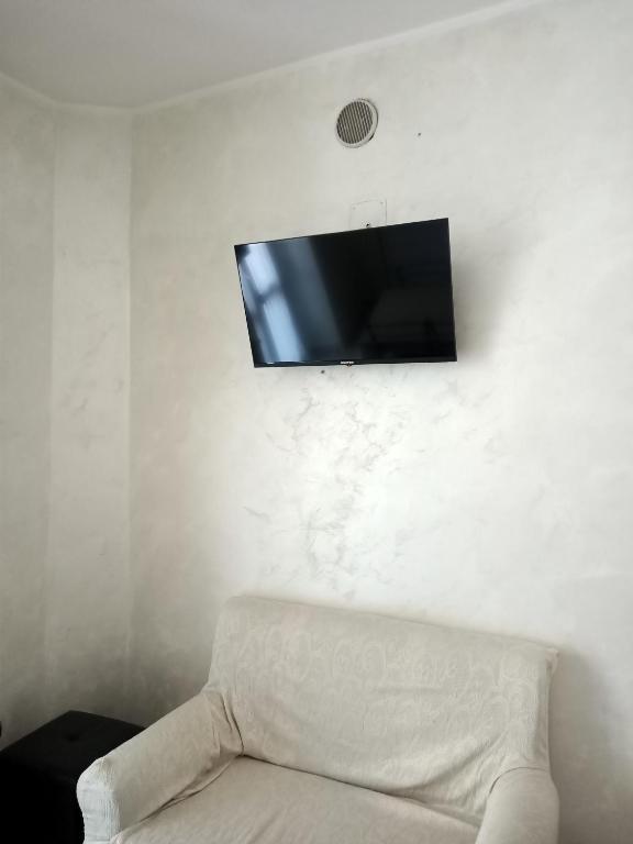 Telewizja i/lub zestaw kina domowego w obiekcie Pasubio House Intero appartamento