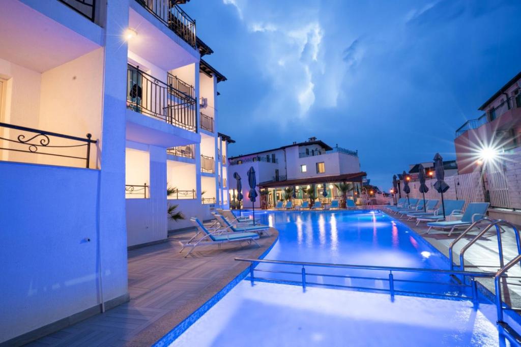 Bazén v ubytování Royal Calisto Hotel nebo v jeho okolí