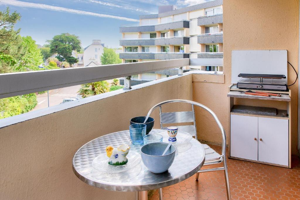 ベノデにあるÀ 190m de la plage - Studio 2 personnesの小さなテーブル(テーブル付)