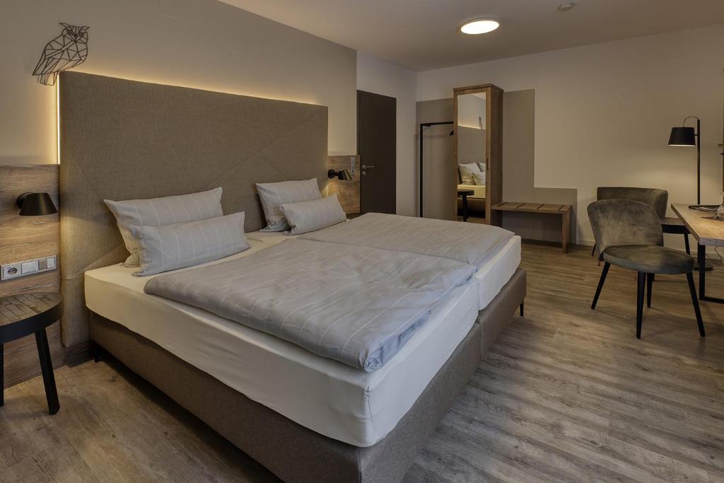 Postel nebo postele na pokoji v ubytování Hotel Imhof