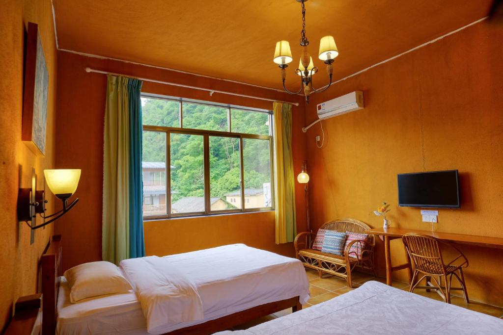 TV a/nebo společenská místnost v ubytování YangShuo Eden Inn