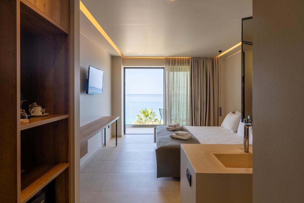 Postel nebo postele na pokoji v ubytování PHEIA, Vriniotis Resorts