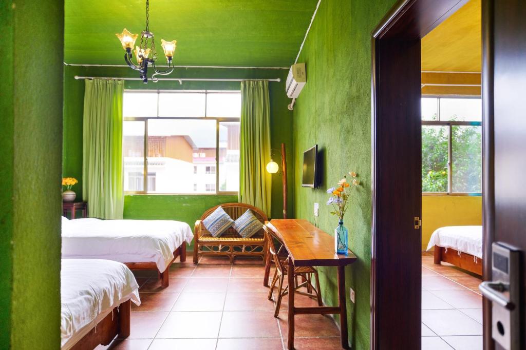 Postel nebo postele na pokoji v ubytování YangShuo Eden Inn