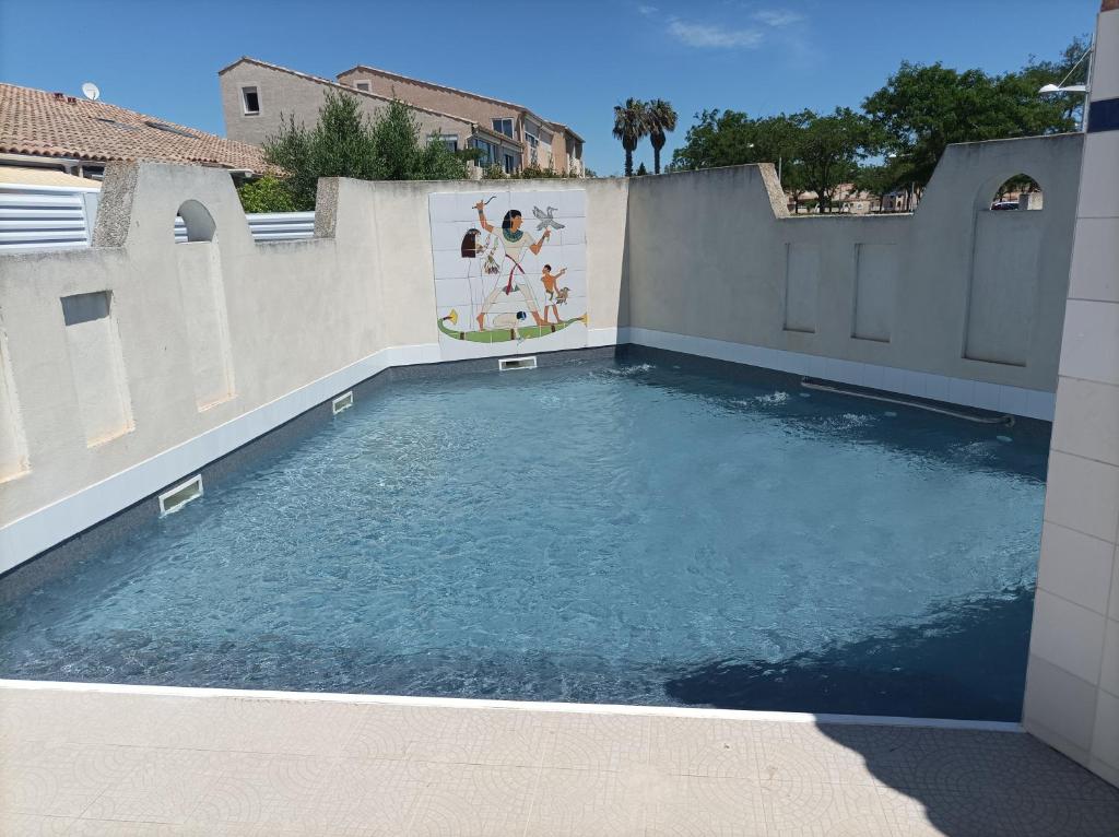 une piscine dans une clôture avec de l'eau bleue dans l'établissement 