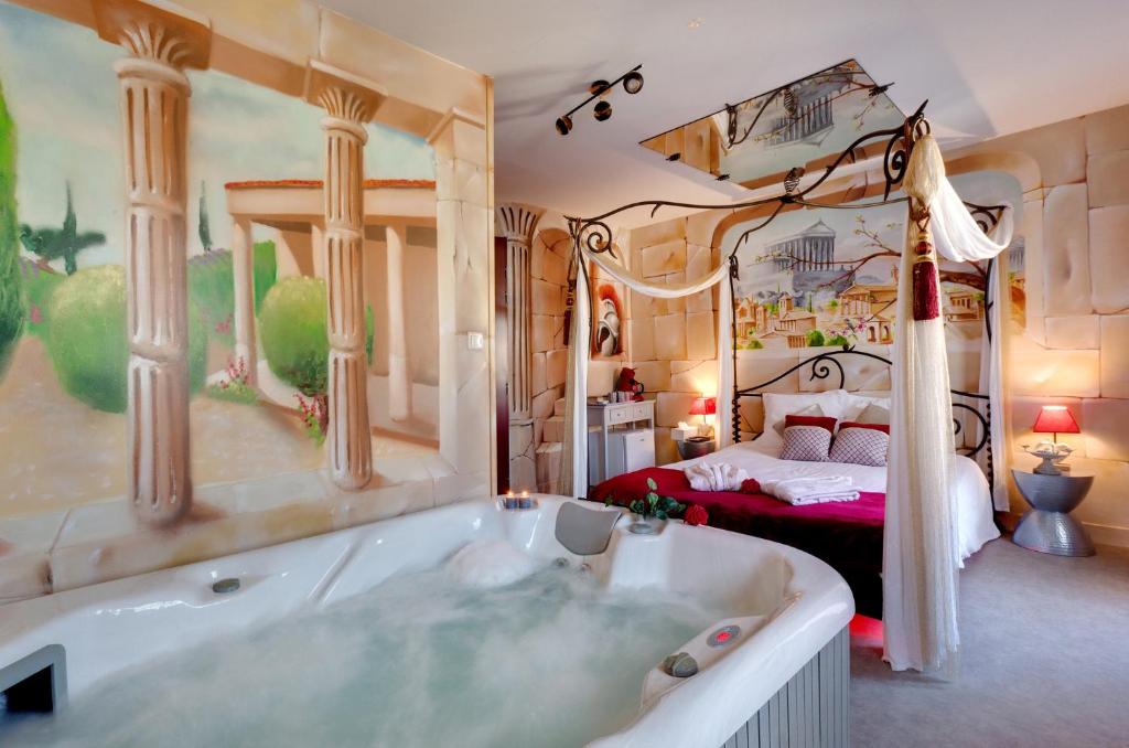 Postel nebo postele na pokoji v ubytování Chambre VENUS avec Jacuzzi privatif