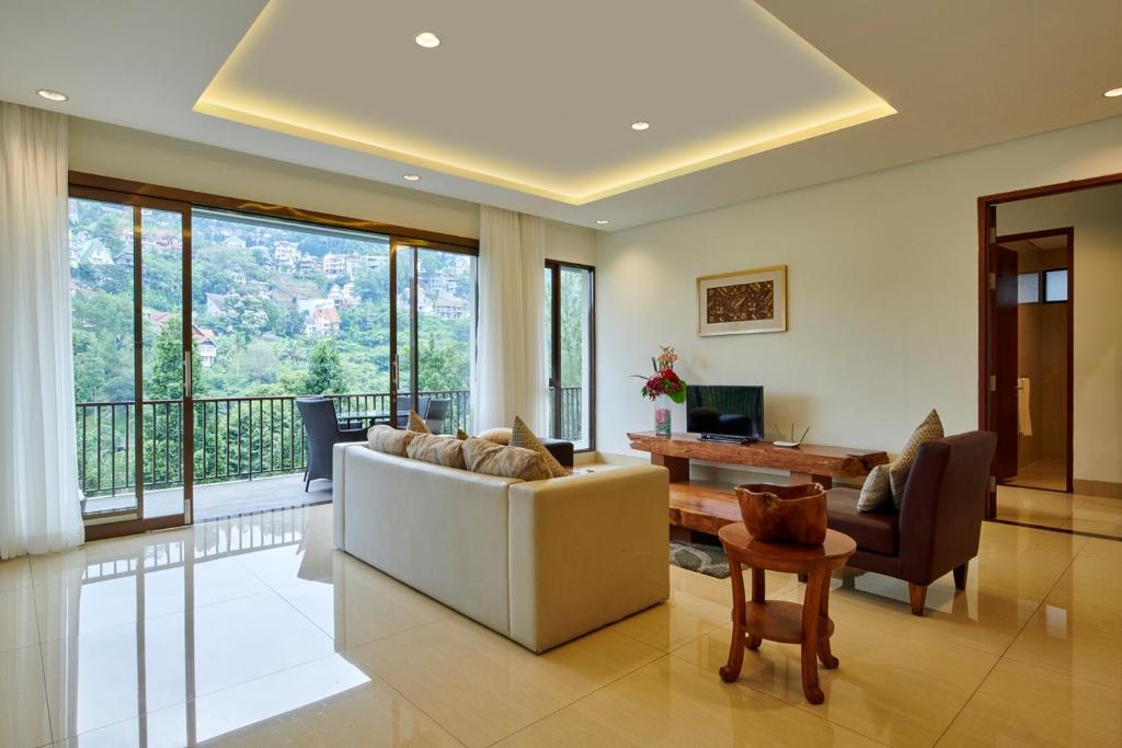 Χώρος καθιστικού στο Chamomile Hill View Villa 6 bedrooms with a private swimming pool and movie room