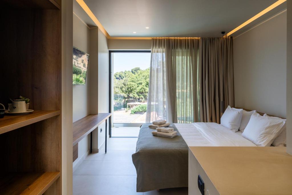 Postel nebo postele na pokoji v ubytování PHEIA, Vriniotis Resorts
