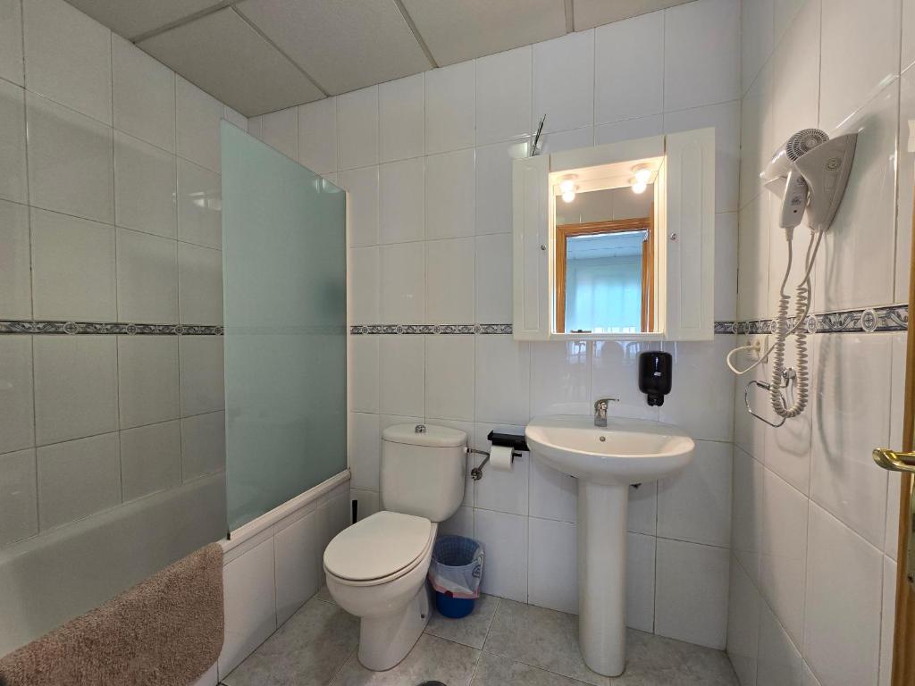 Hostal Alfil - Triple Room With Private Bathroom
