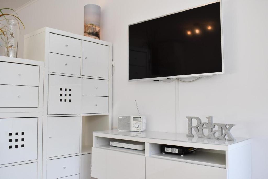TV a/nebo společenská místnost v ubytování Ferienwohnung Sunshine Beachoase 106