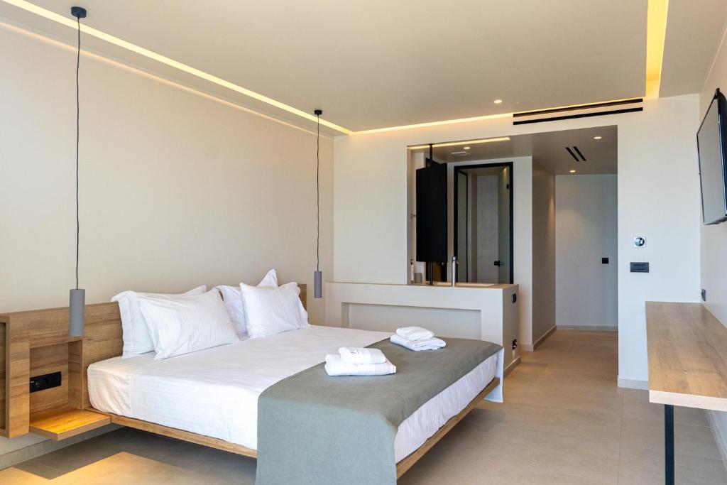 Postel nebo postele na pokoji v ubytování PHEIA, Vriniotis Resorts