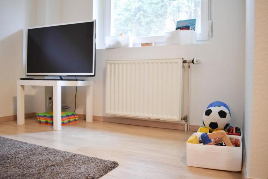 TV a/nebo společenská místnost v ubytování Ferienhaus Strandräuber