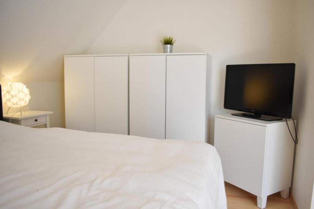 TV a/nebo společenská místnost v ubytování Ferienhaus Strandräuber
