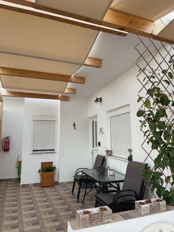 a living room with a table and chairs at Blue Horizon in Achlia