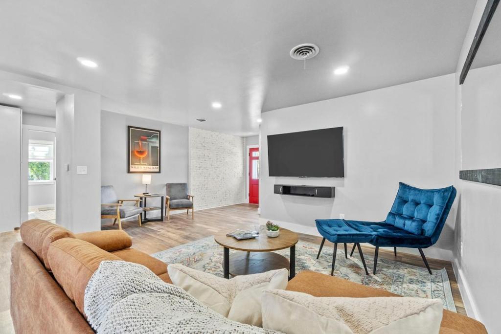 Et tv og/eller underholdning på BlueBonnet Bungalow - Hot Tub & Fire Pit