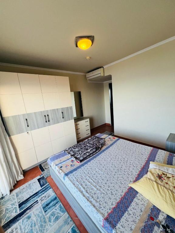 Postel nebo postele na pokoji v ubytování شقه فندقيه porto marina