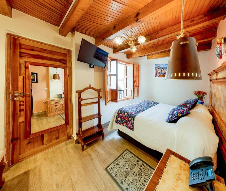 Postel nebo postele na pokoji v ubytování HOTEL CASA BAEZ