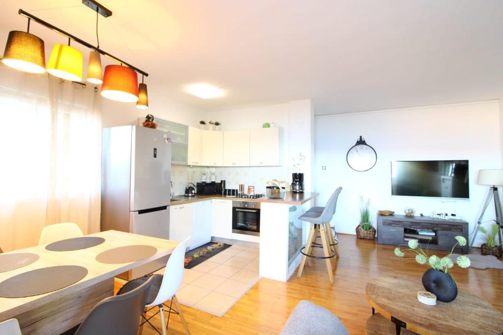 Kuchyňa alebo kuchynka v ubytovaní Apartment Bečica