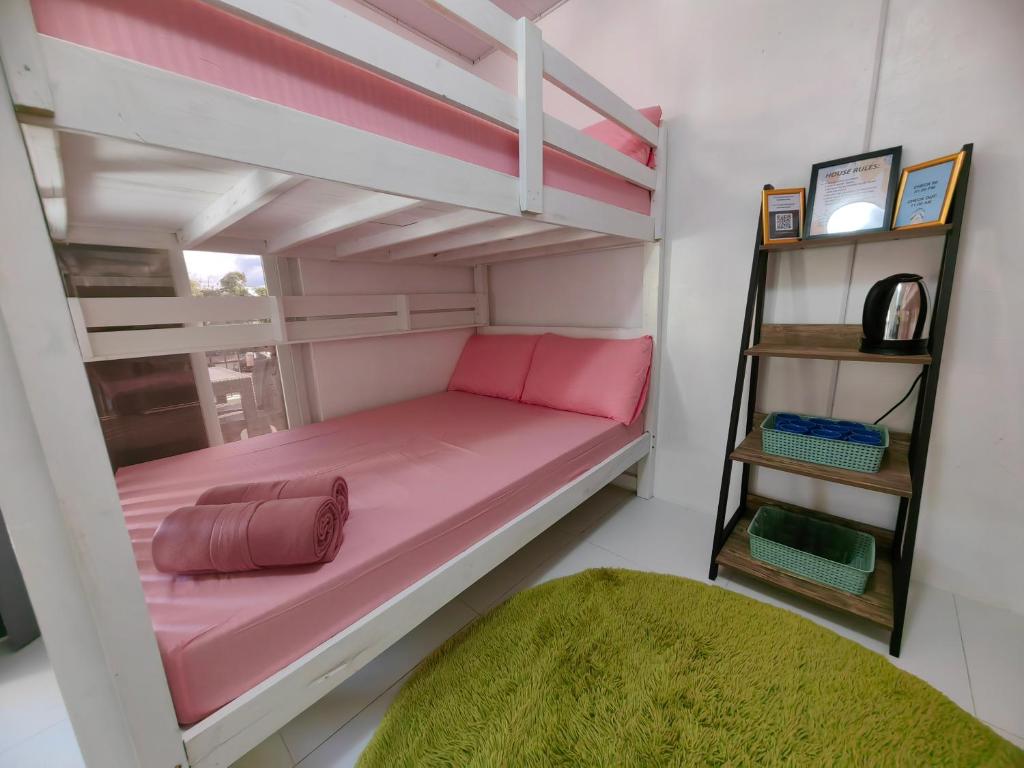 Ένα ή περισσότερα κρεβάτια σε δωμάτιο στο Baguio Backpackers Place