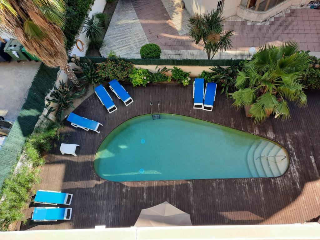 The swimming pool at or close to Luminoso y amplio apartamento en Salou con piscina