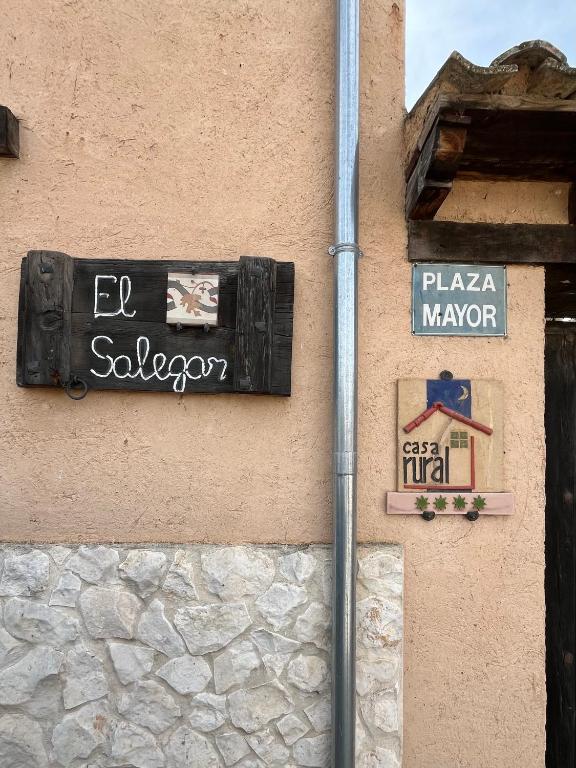 a street sign on the side of a building at El Salegar in Roturas