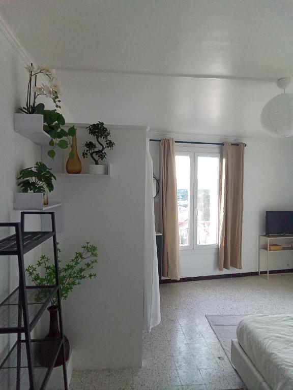 TV a/nebo společenská místnost v ubytování Ogooué appartement entier Lumineux 94m2 maxi 6 couchage 3 chambres