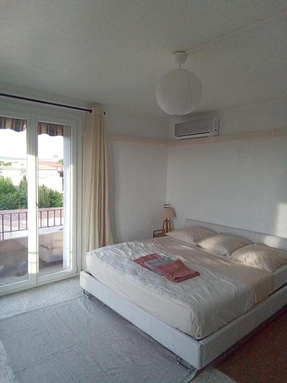 Postel nebo postele na pokoji v ubytování Ogooué appartement entier Lumineux 94m2 maxi 6 couchage 3 chambres