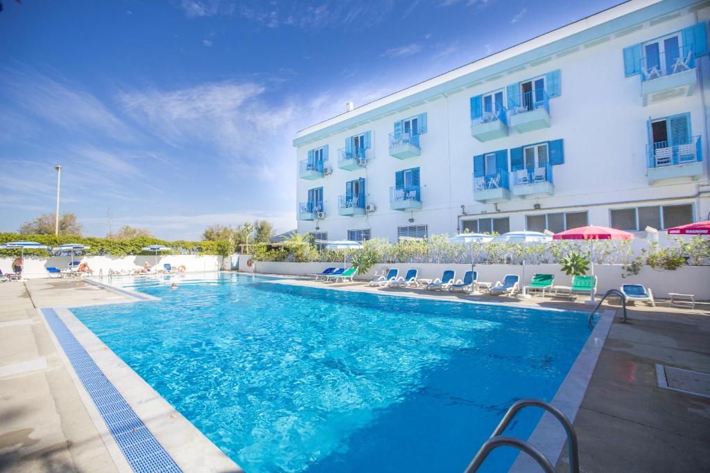 Bazén v ubytování Hotel Tourist nebo v jeho okolí