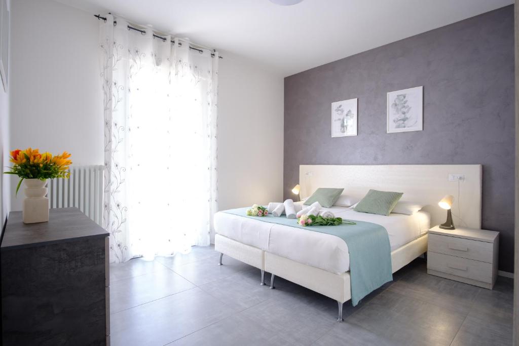 een slaapkamer met een groot bed met bloemen erop bij RESIDENCE LA TORRE appartamento FLOWER free parking in Padua