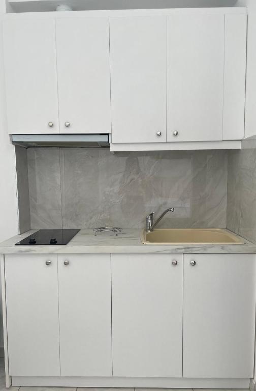 Kuchyňa alebo kuchynka v ubytovaní Joni Apartments