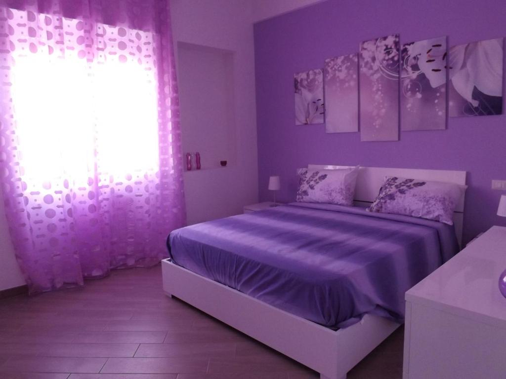 ローマにあるSissi Homeの紫色のベッドルーム(ベッド1台、窓付)