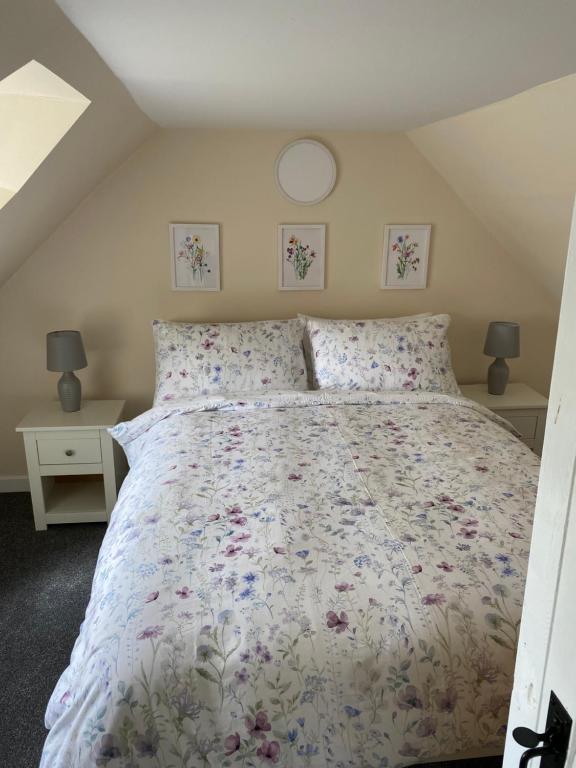 Postel nebo postele na pokoji v ubytování Cnoc Ruaraidh Cottage