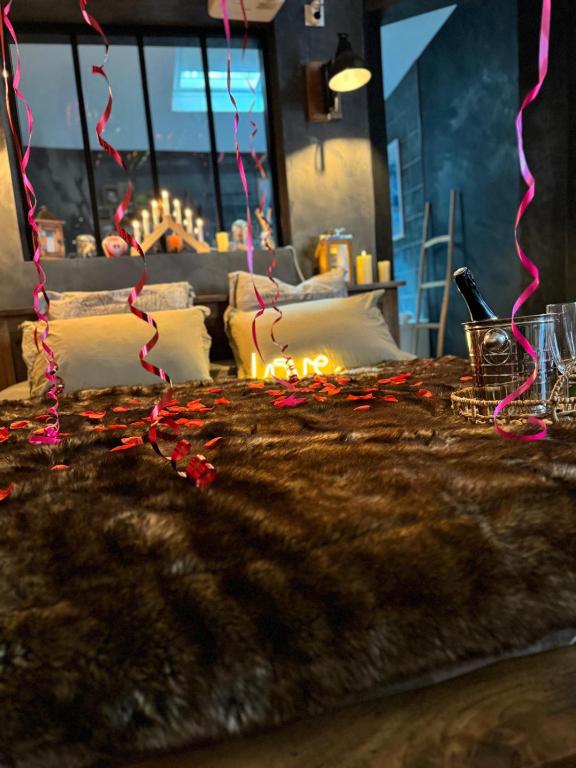 - une chambre avec un lit éclairé dans l'établissement Le chalet romantique, SPA, Écran cinéma, Lit king size, day use, 10 min centre, à Amiens