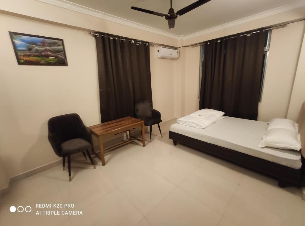 Postel nebo postele na pokoji v ubytování Krishna Inn