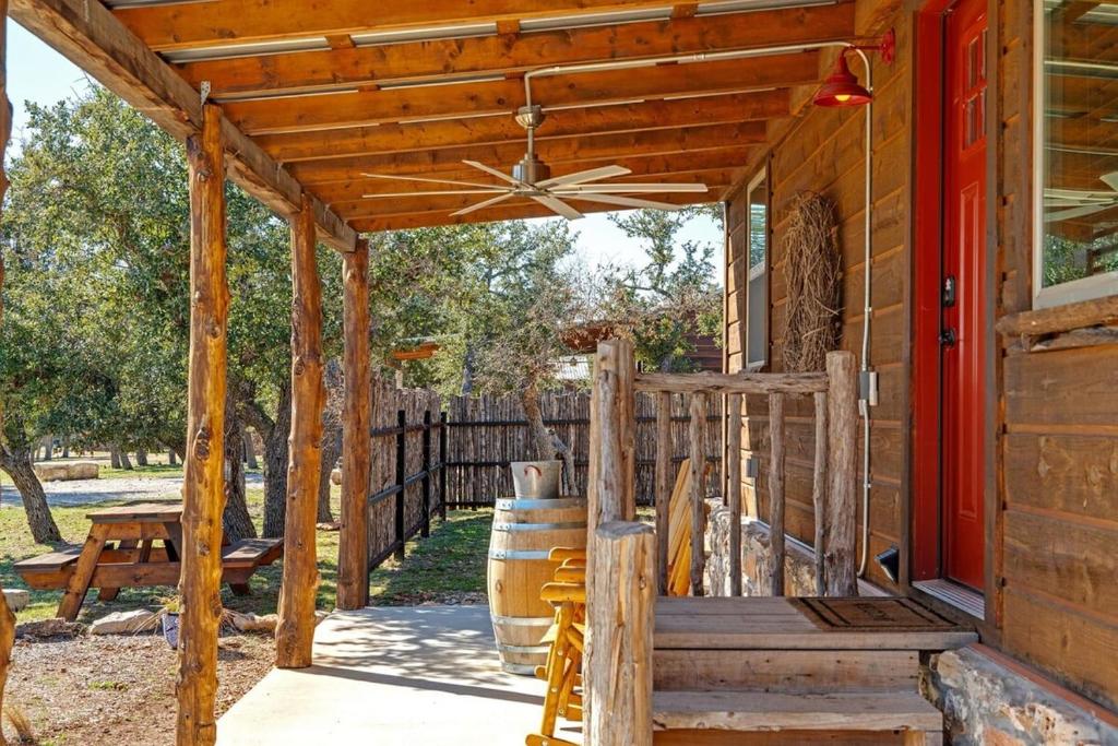 Balkón nebo terasa v ubytování Rockin' R - Rustic Star Cabin