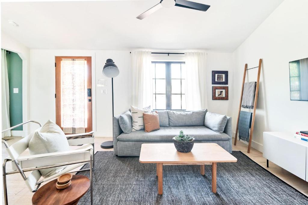 una sala de estar con un sofá y una mesa en The Cape - Guesthouse & Backhouse, en Fredericksburg