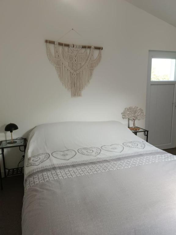 une chambre avec un lit blanc et une fenêtre dans l'établissement Maison à la Brée, à La Brée-les-Bains