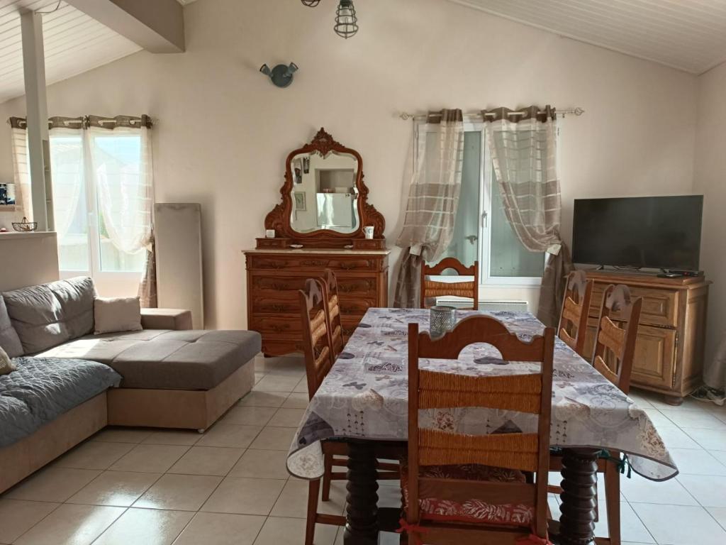 Μια τηλεόραση ή/και κέντρο ψυχαγωγίας στο Maison à la Brée